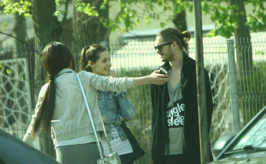 Cei doi sunt captivati de ceea ce le povesteste amica lor