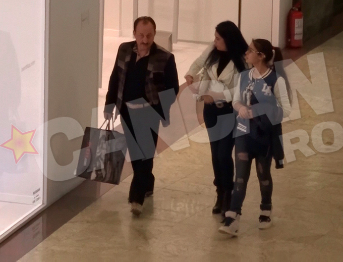 Asa e iesit imbracat Nicolae Cristescu in mall