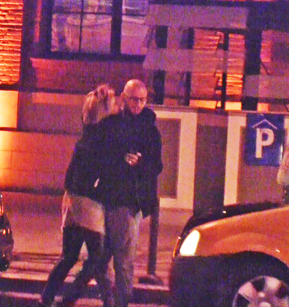 Oana se sprijina de sotul ei, incercand sa-si mentina echilibrul