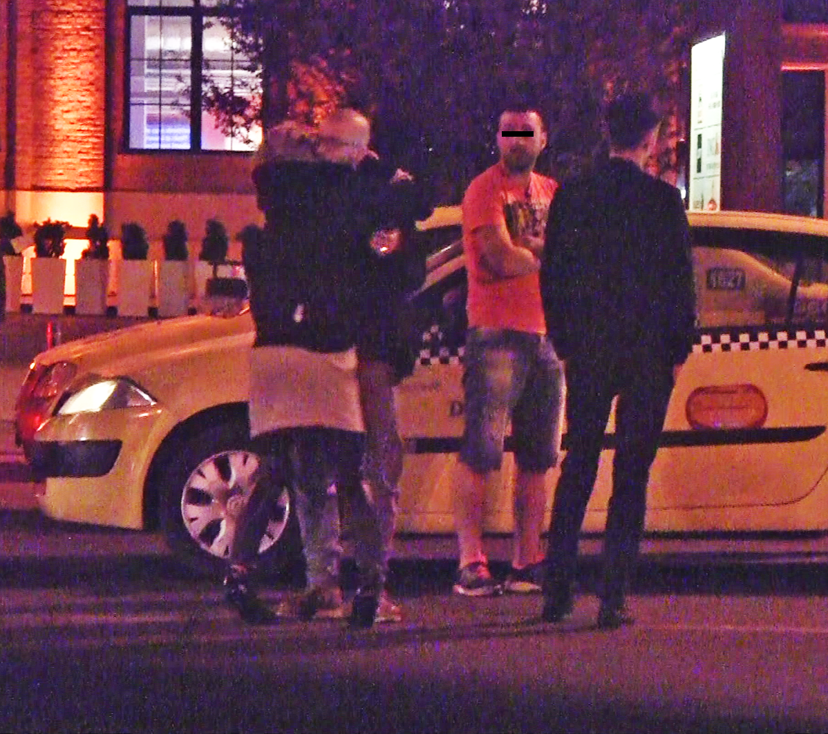 Un tanar o recunoaste pe blonda si se uita stupefiat la ea