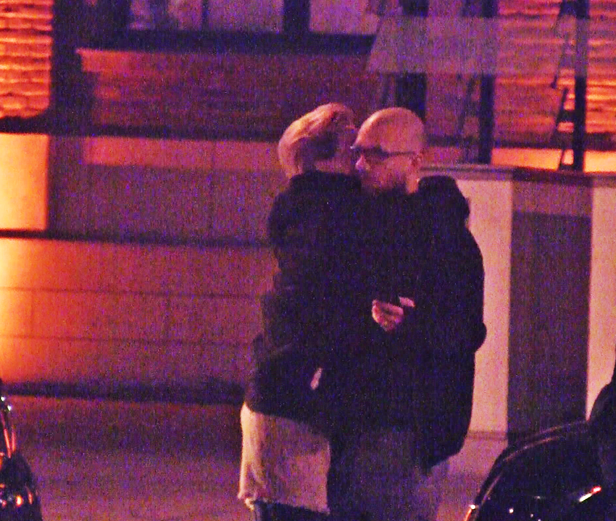 Vedeta se incolaceste de gatul lui Dragos