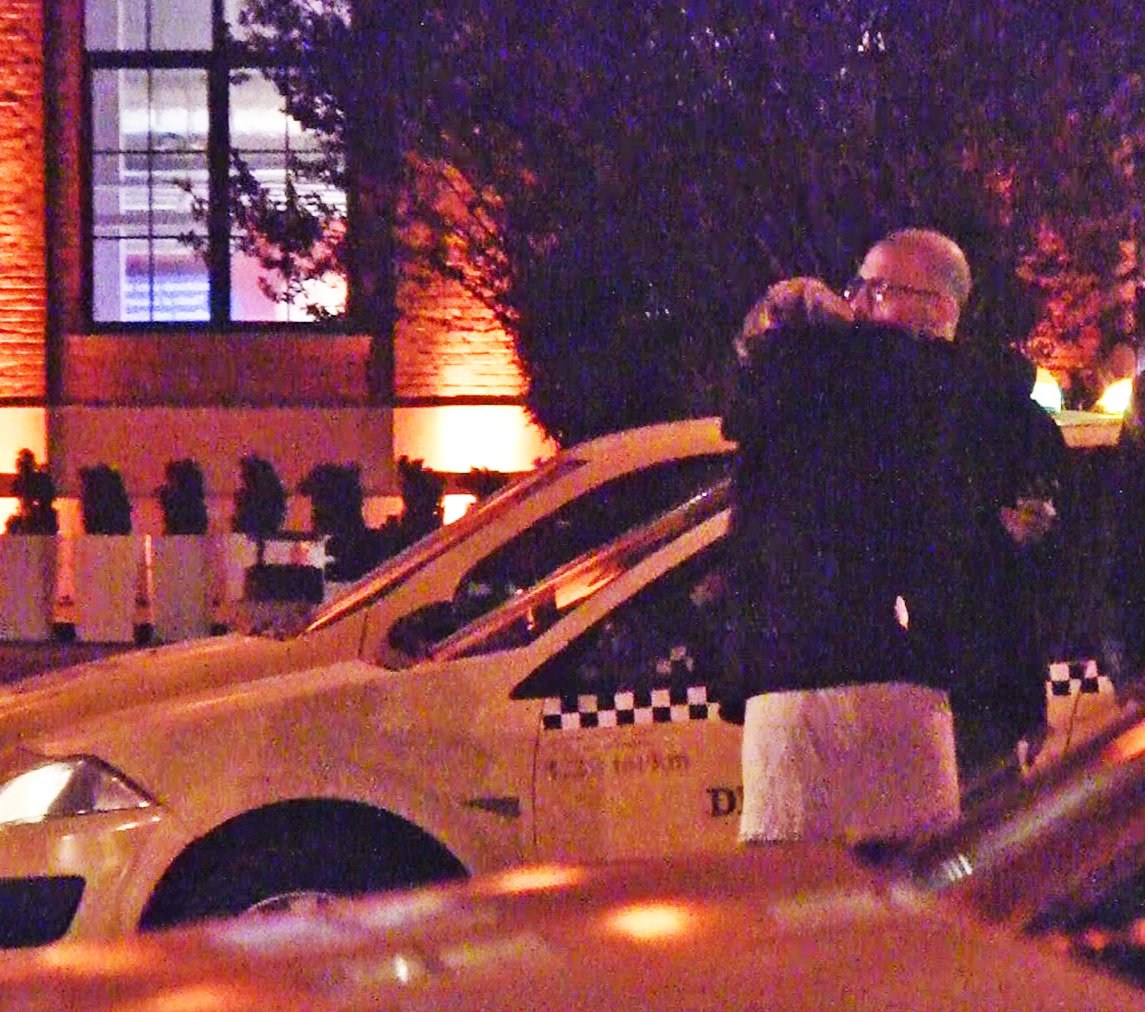 Pentru ca gasirea unui taxi se dovedeste o misiune grea, obosita, Oana simte nevoia sa isi puna capul pe umarul sotului ei