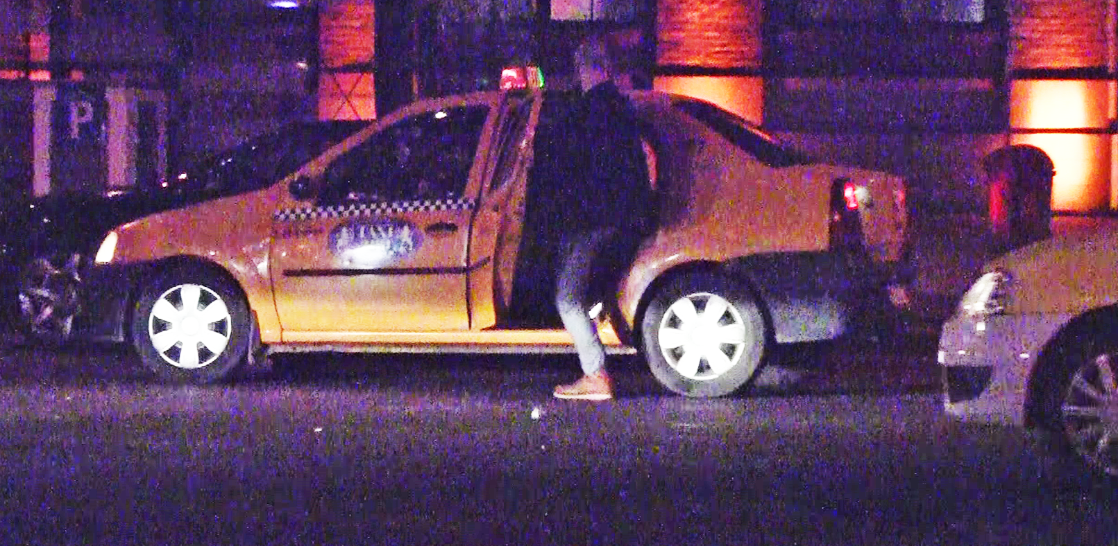 Dupa ce si-a ajutat sotia sa se instaleze pe bancheta din spate, Dragos urca si el in masina, dar imediat sunt invitati de taximetrist sa coboare