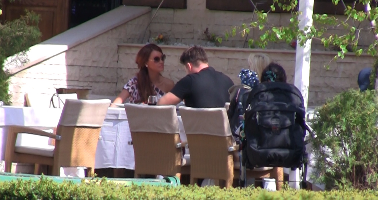 Roscata a iesit la o terasa de fite cu niste prieteni apropiati