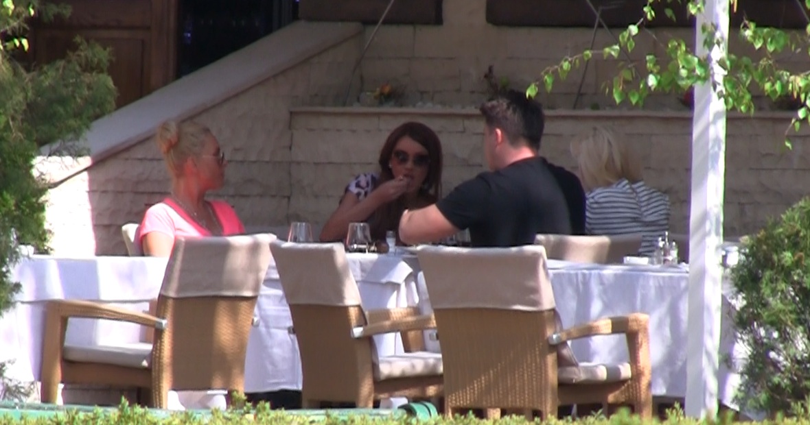 Bianca a mancat cu pofta dupa ce s-a pupat cu bichonul