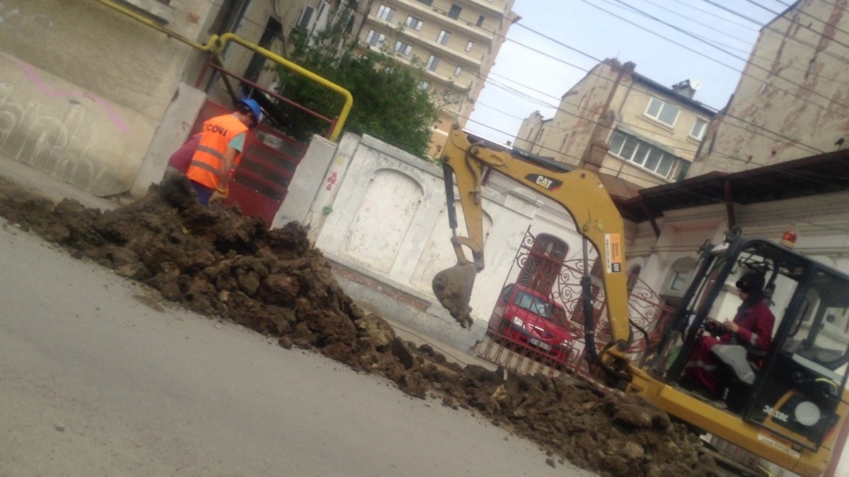 Muncitorii au incercat minute buen sa opreasca scurgerea de gaze