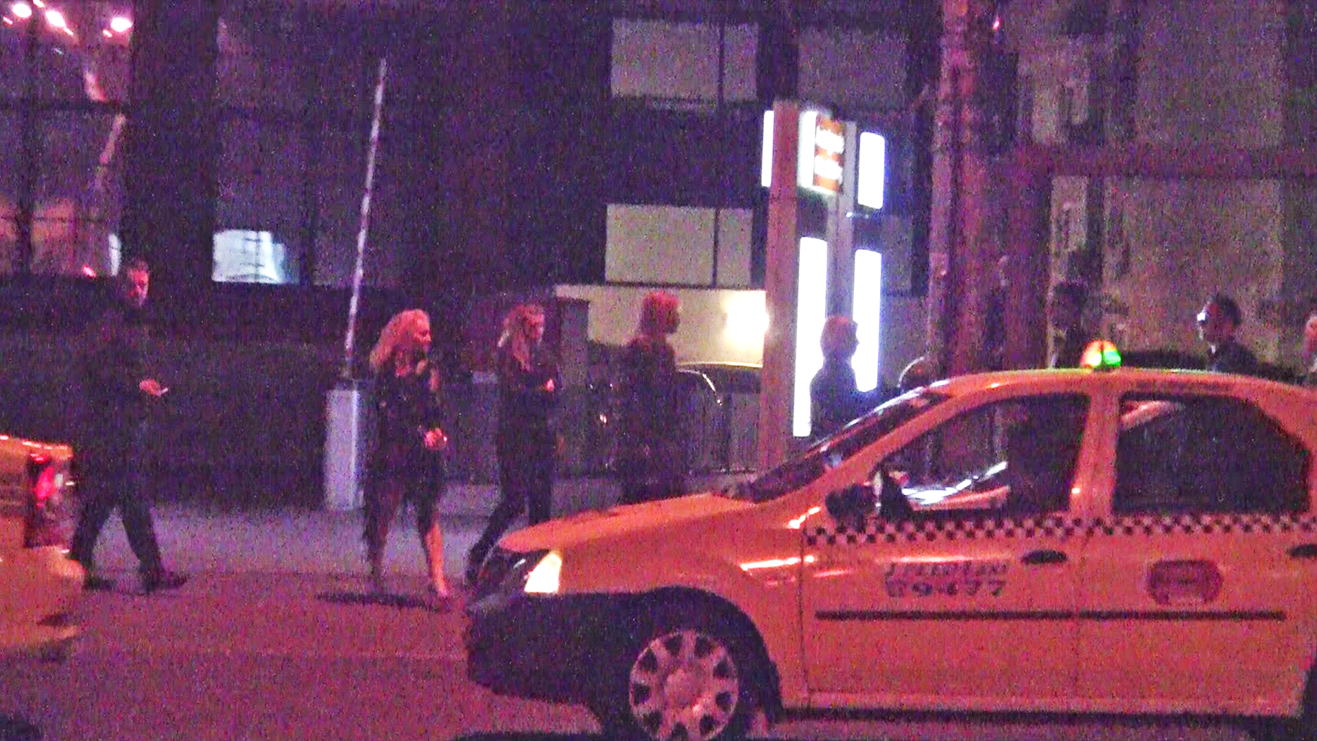 Alexia si prietenele ei parasesc clubul in graba