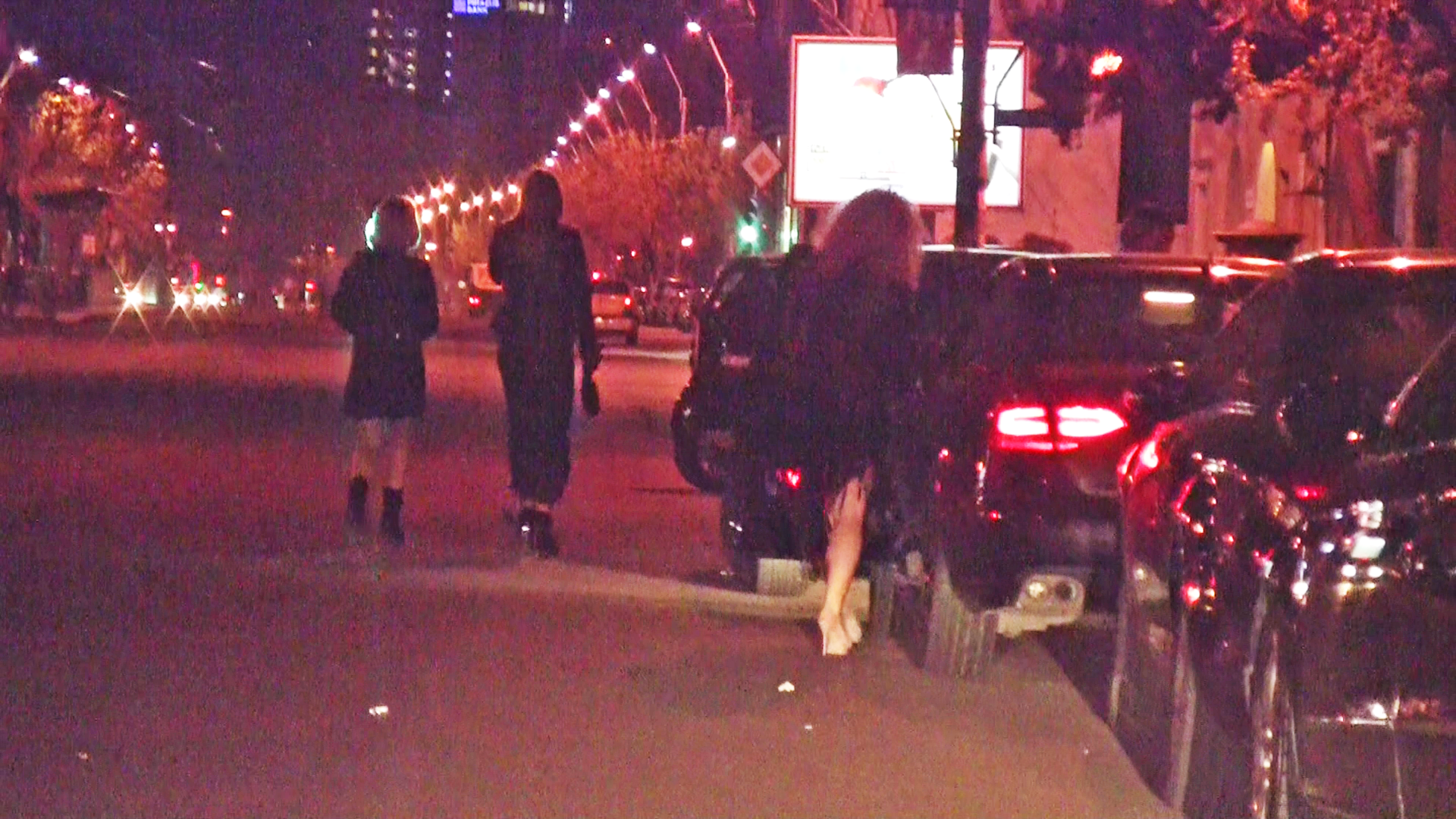 Cantareata se indreapta spre masina personala si demareaza in tromba