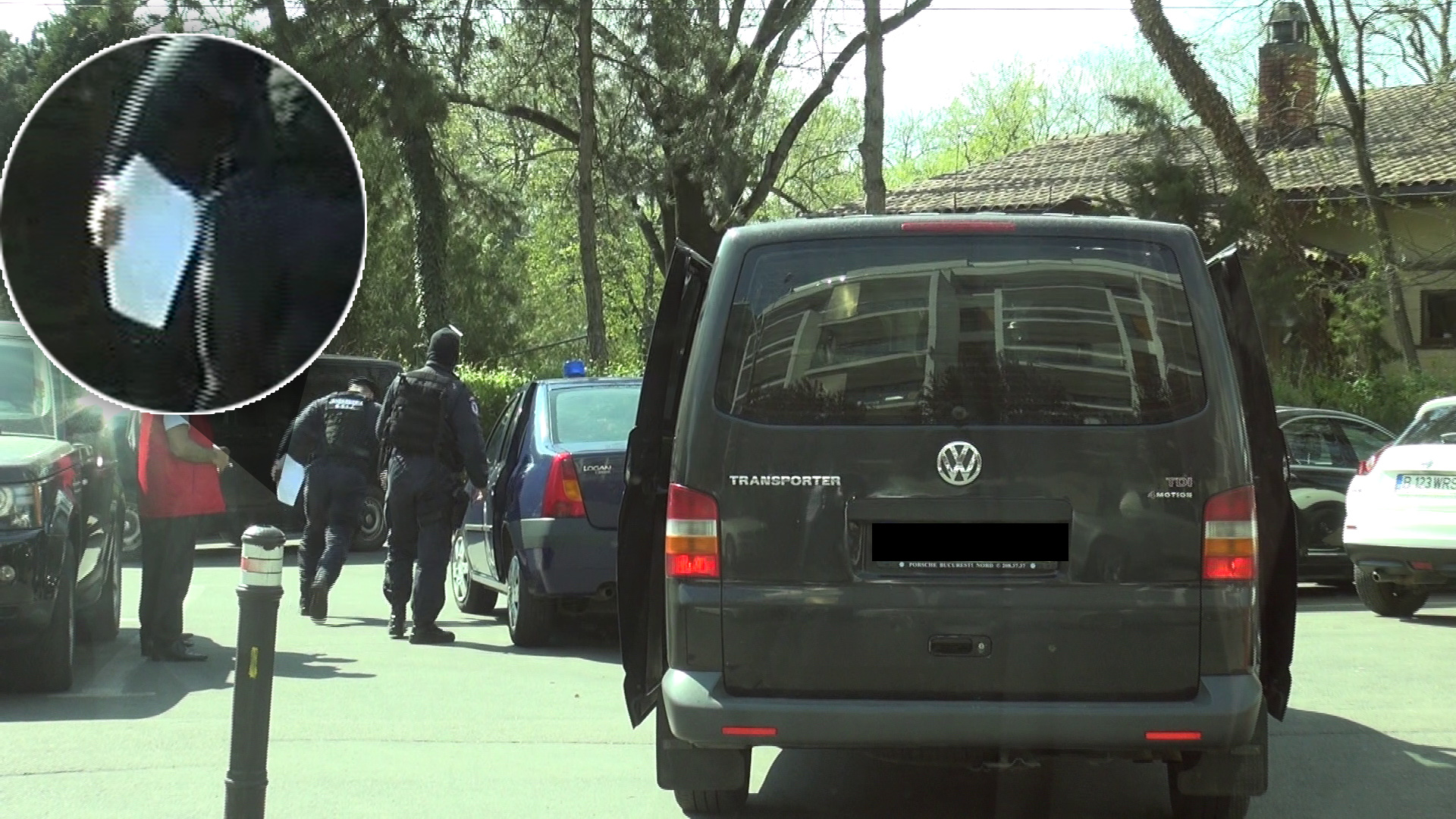 Politistii se intorc la masina pentru a lua mandatul de aducere