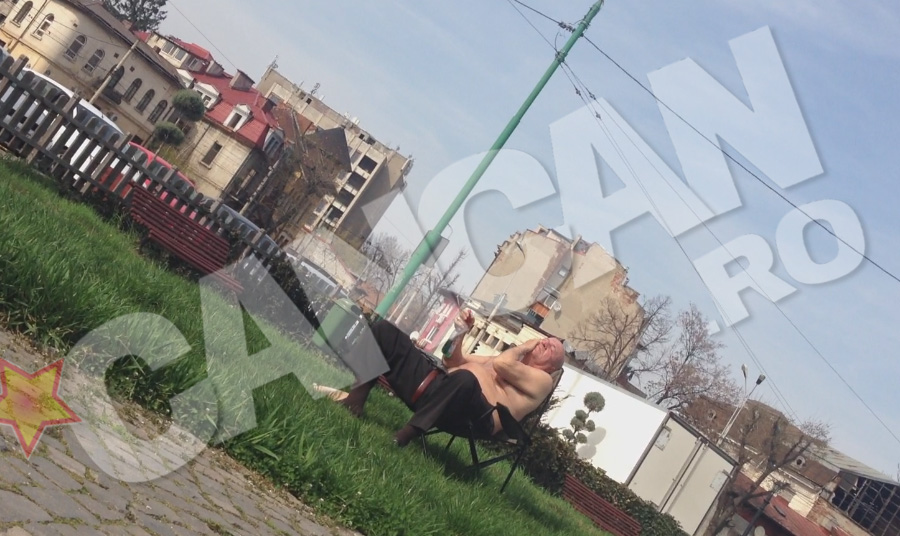 Batranul se da cu solutie de spalat geamuri pe tot trupul