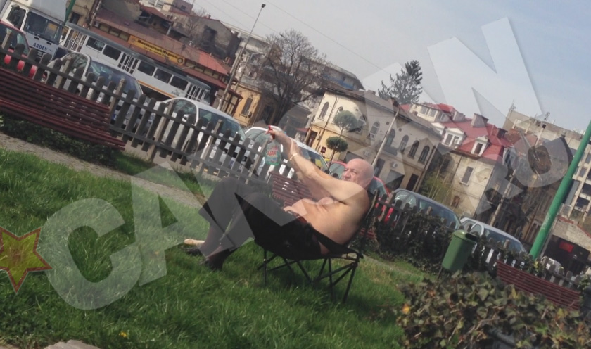 Omul si-a adus cu el, in parc, un scaun pe care sa se odihneasca