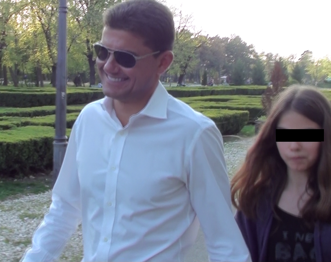 In prezenta fetitei, Cristian Boureanu a afisat un zambet larg, ca-n campaniile electorale