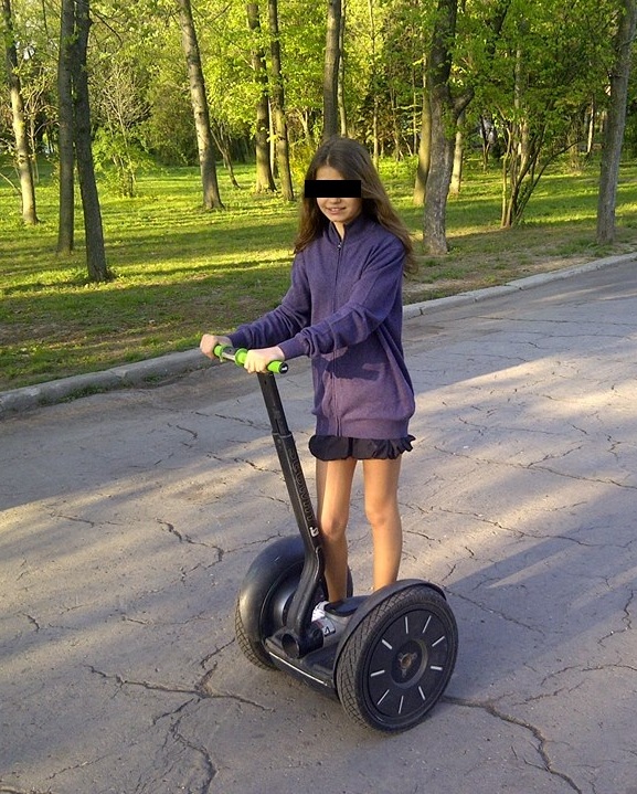 Fetita s-a plimbat cu segway