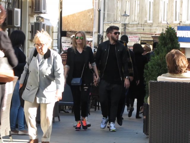 Alina Crisan si noul ei iubit au iesit sa ia masa in Centrul Vechi al Capitalei impreuna cu parintii fotbalistului