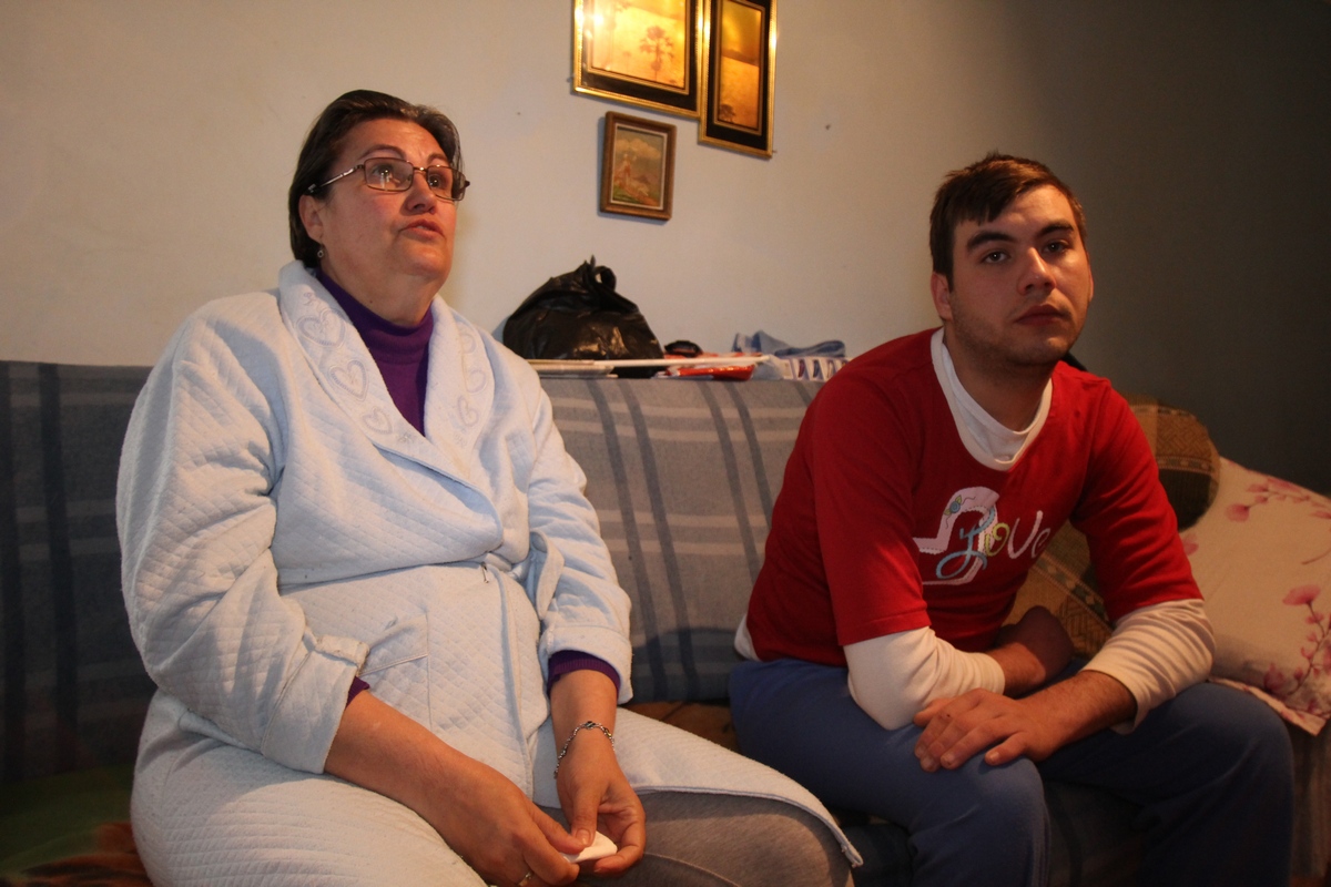 Mama lui Alex este disperata, deoarece toti banii care intra in casa ii da pe medicamente