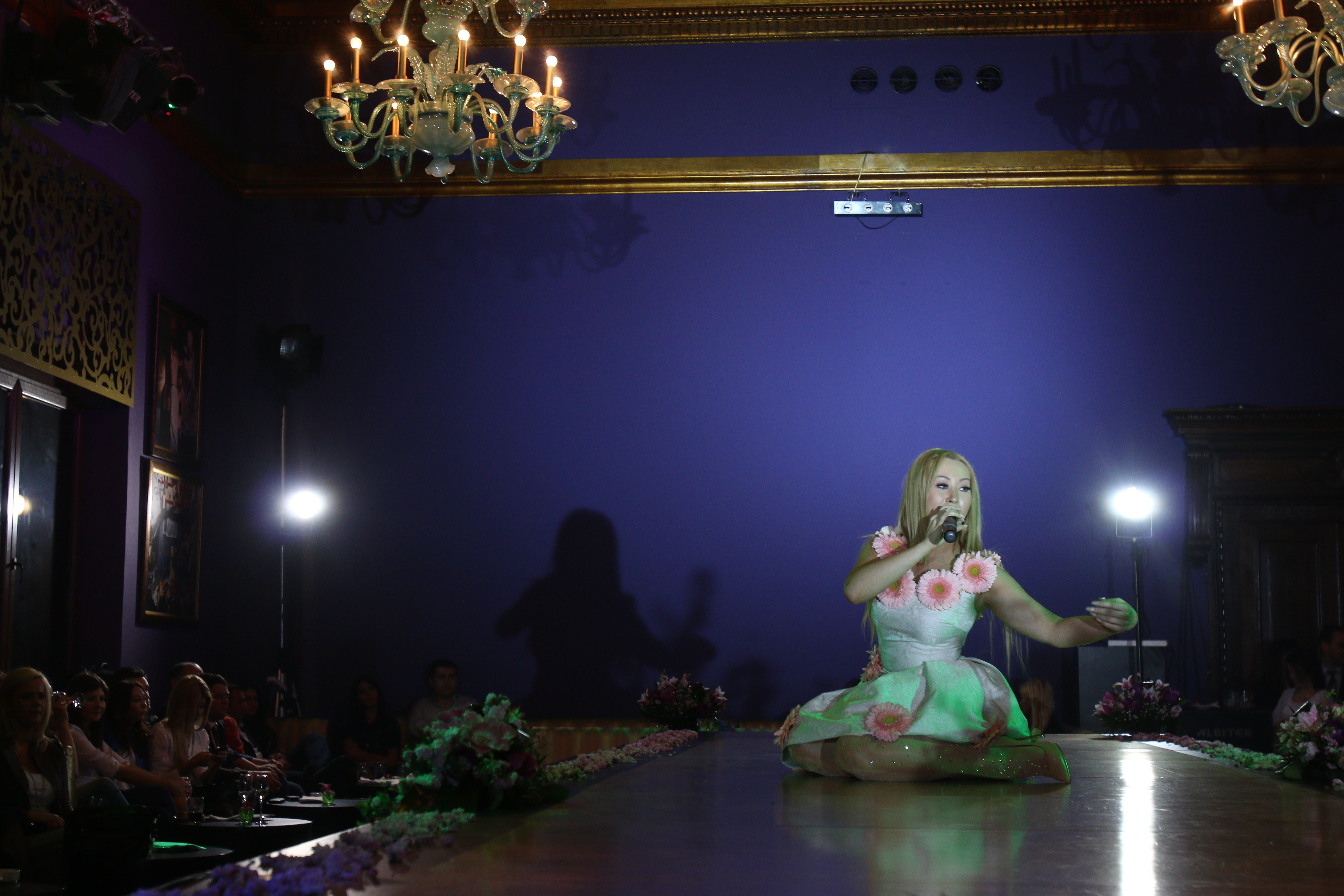 Zilele trecute, Xonia a cantat la o prezentare de moda