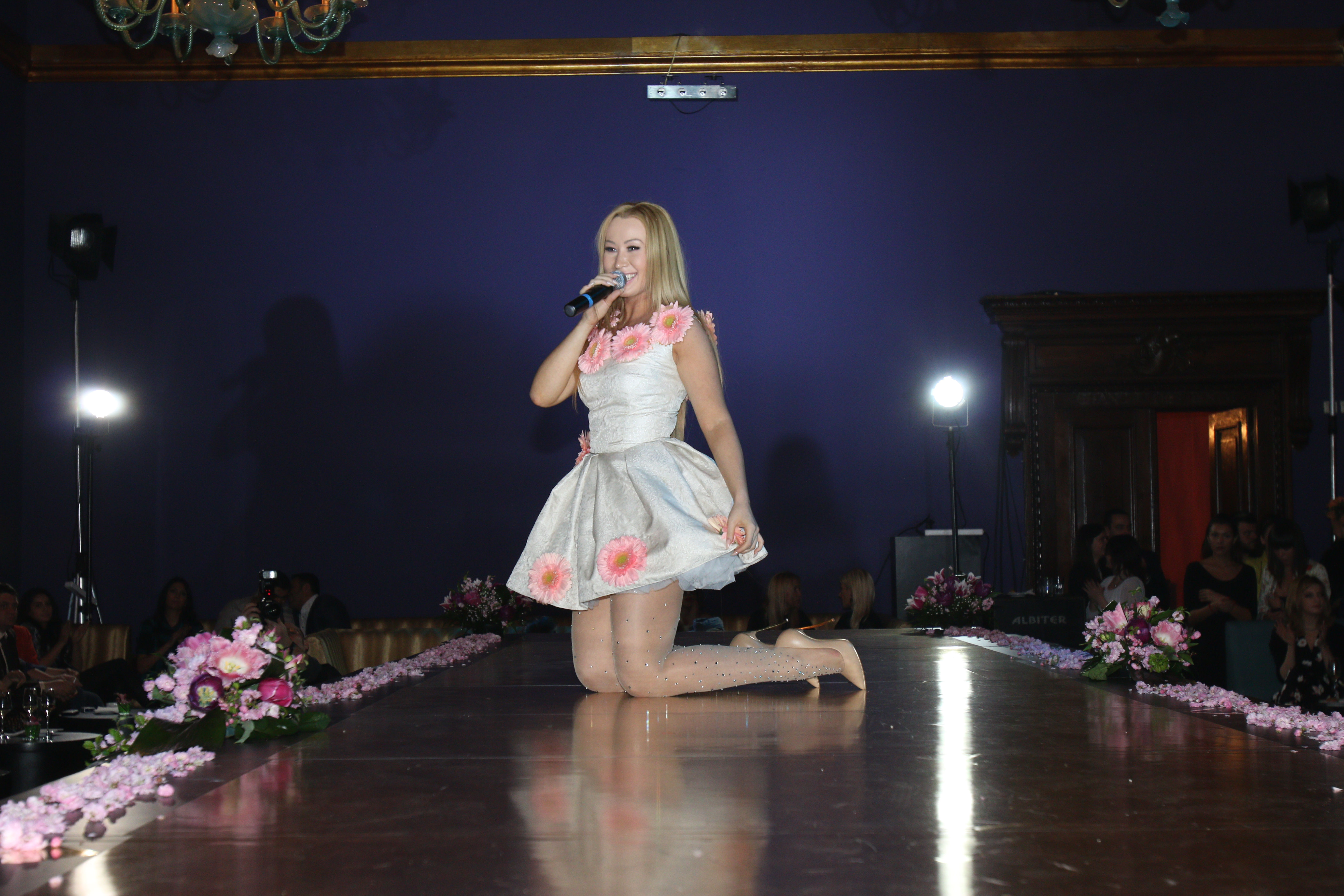 Xonia a intretinut atmosfera la un eveniment monden, dar a avut probleme cu live-ul