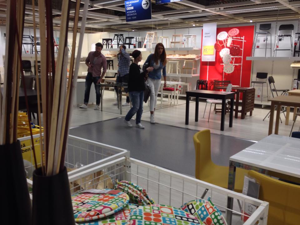 Cei doi fosti soti nu s-au bagat prea mult in seama in magazinul de mobila