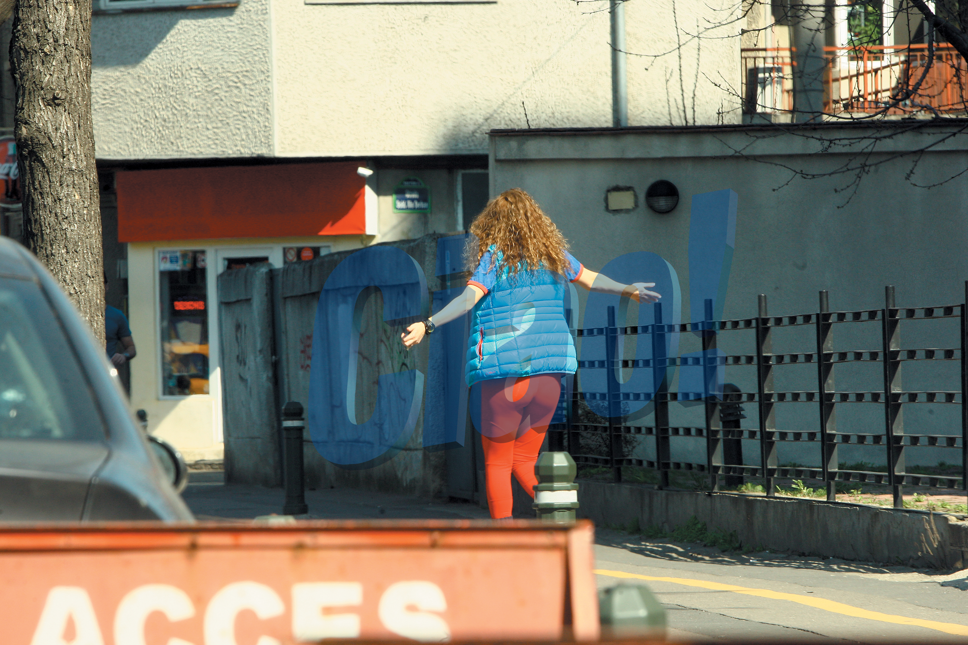 Iubita lui Mircea Badea s-a rotunjit bine si la spate