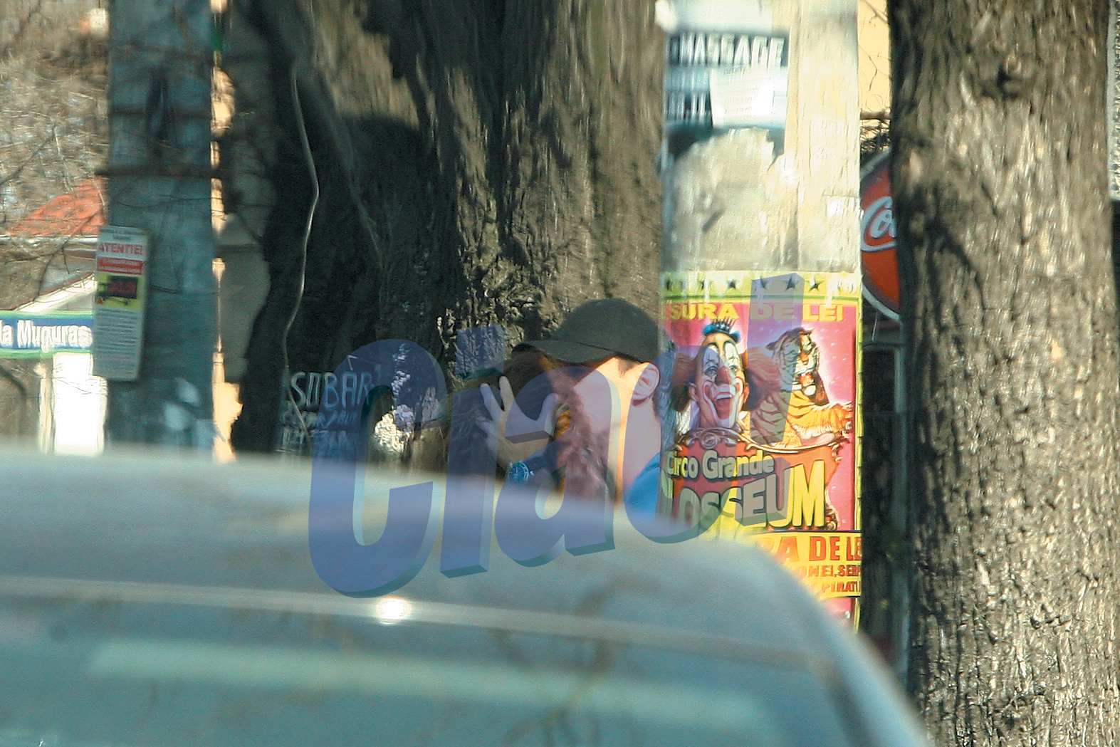 Mircea n-a putut sa-si tina mainile departe de iubita sa