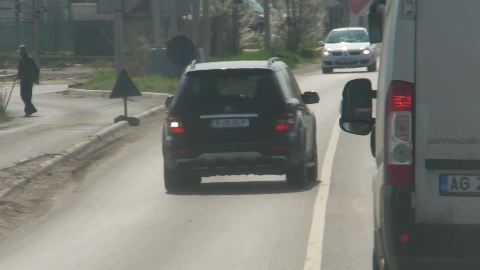 O masina care circula regulamentar se indreapta catre sotia lui Gica Popescu