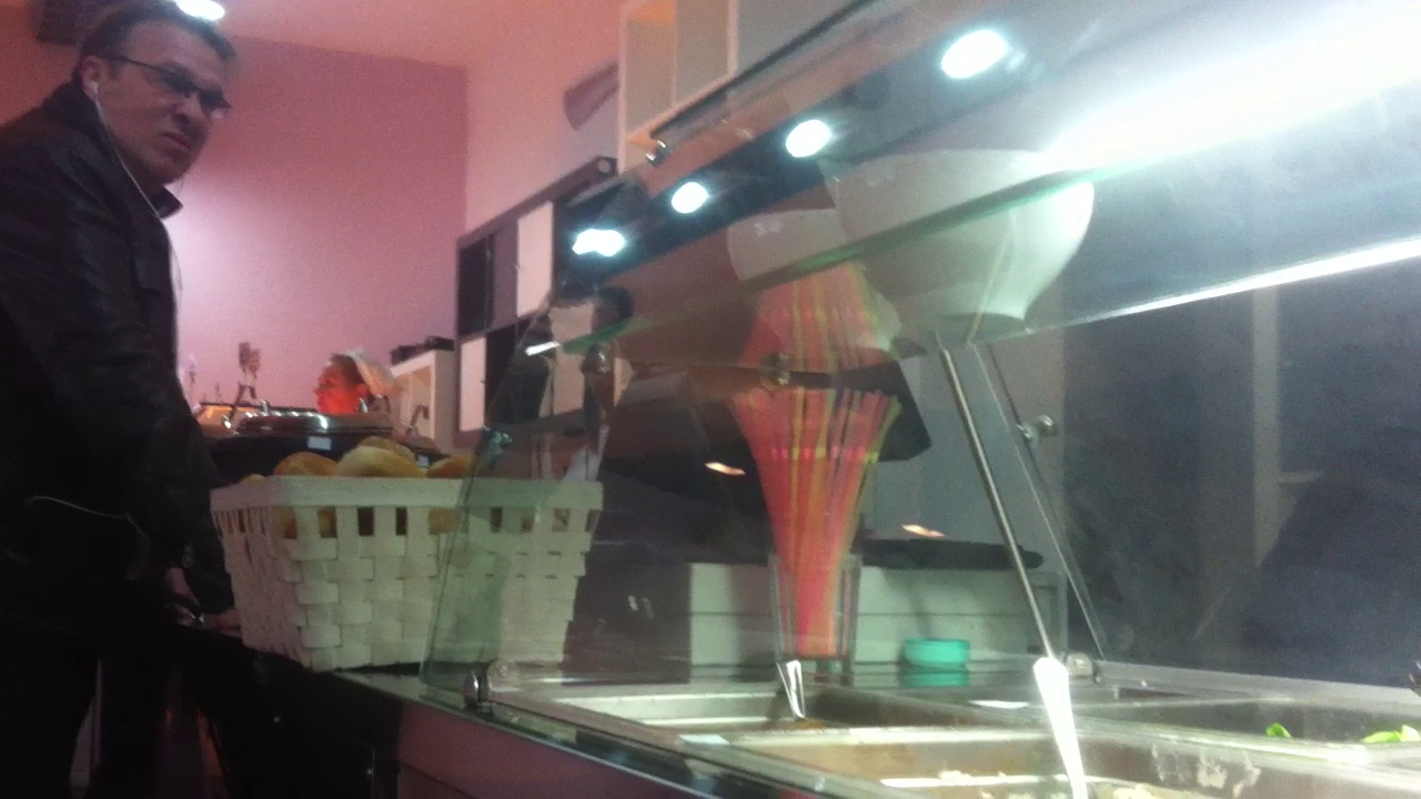 Cotabita a strambat din nas uitandu-se la vitrina cu mancare