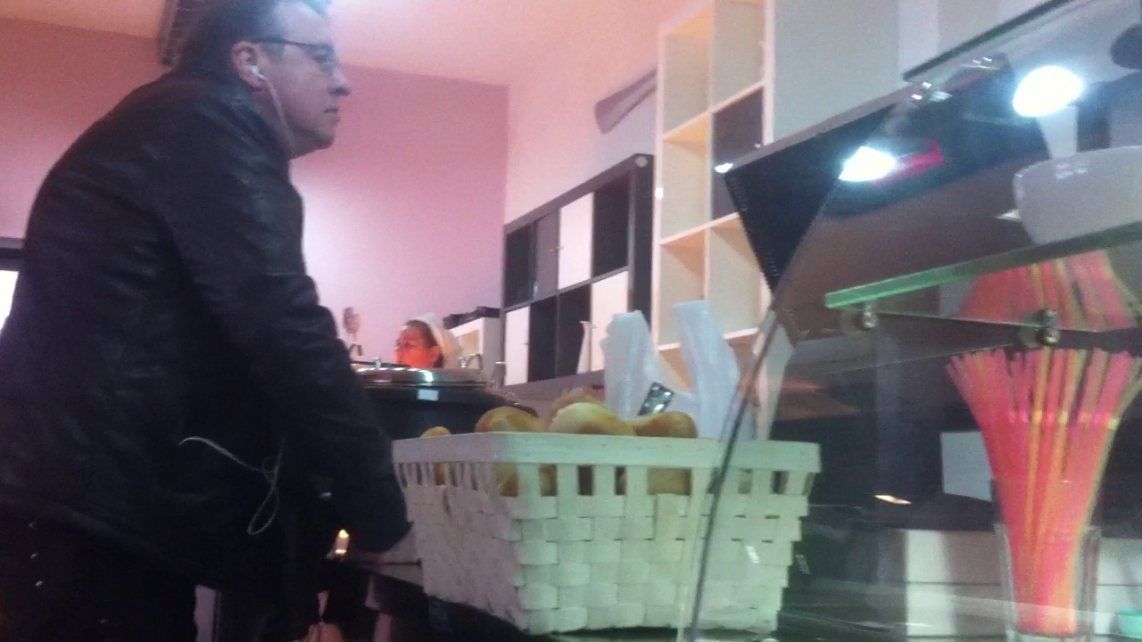 A ascultat muzica pana i-a venit mancarea