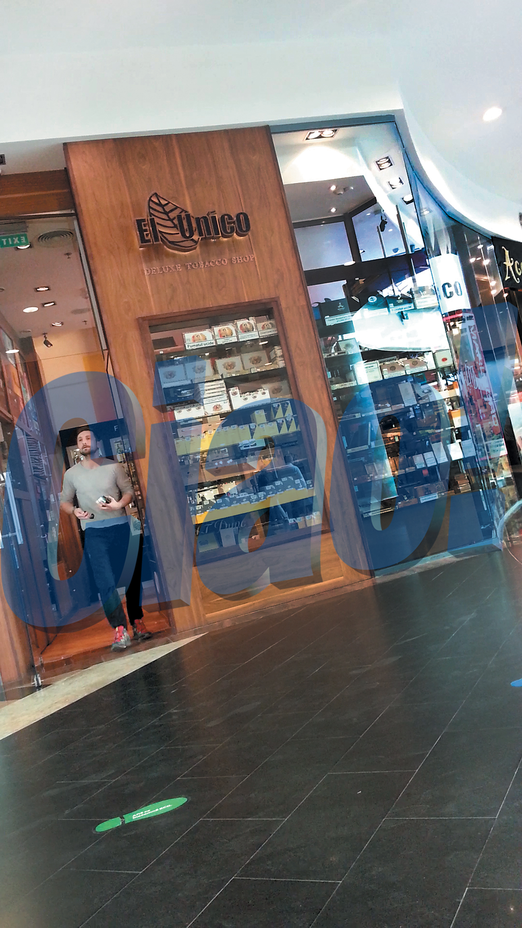 Dani iese din tabacherie mulţumit că a găsit tot ce îi trebuie