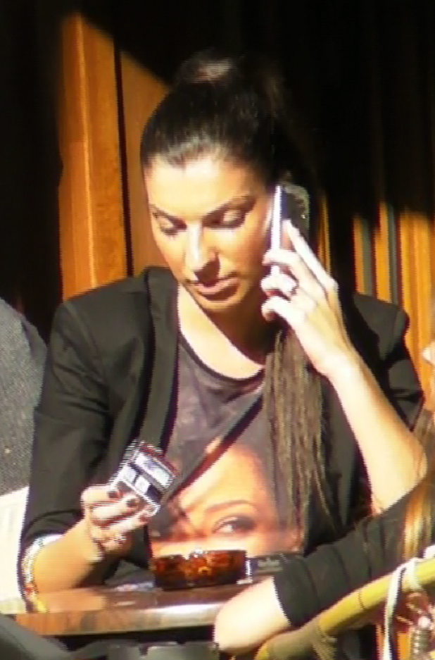 Vizibil suparata, Andreea si-a facut de lucru cu telefonul si cu pachetul de tigari