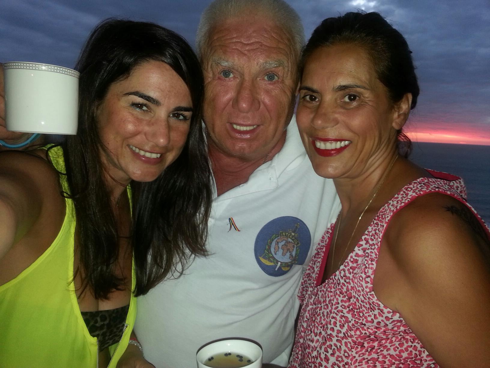 Omul de afaceri alaturi de sotia lui Alina si fiica mai mare, Catinca