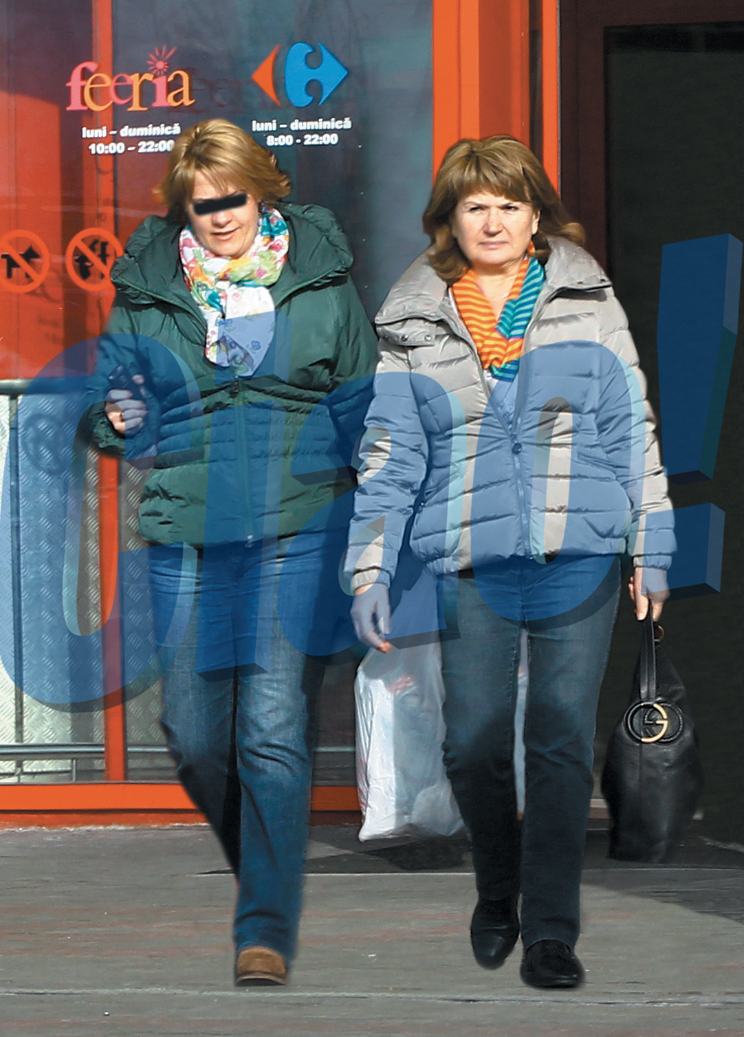 Dupa ce a terminat sedinta de shopping, Prima Doamna si umbra ei au plecat multumite spre masina