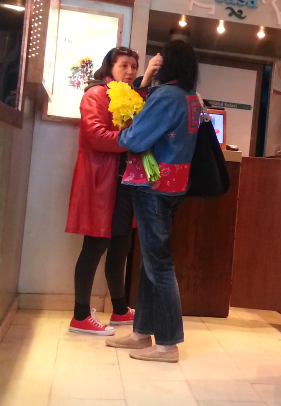 Magda Catone, o prezenta surprinzatoare intr-o saormerie