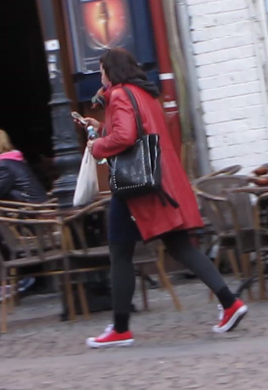 Doamna Bonux poarta colanti, conversi si mananca saorma