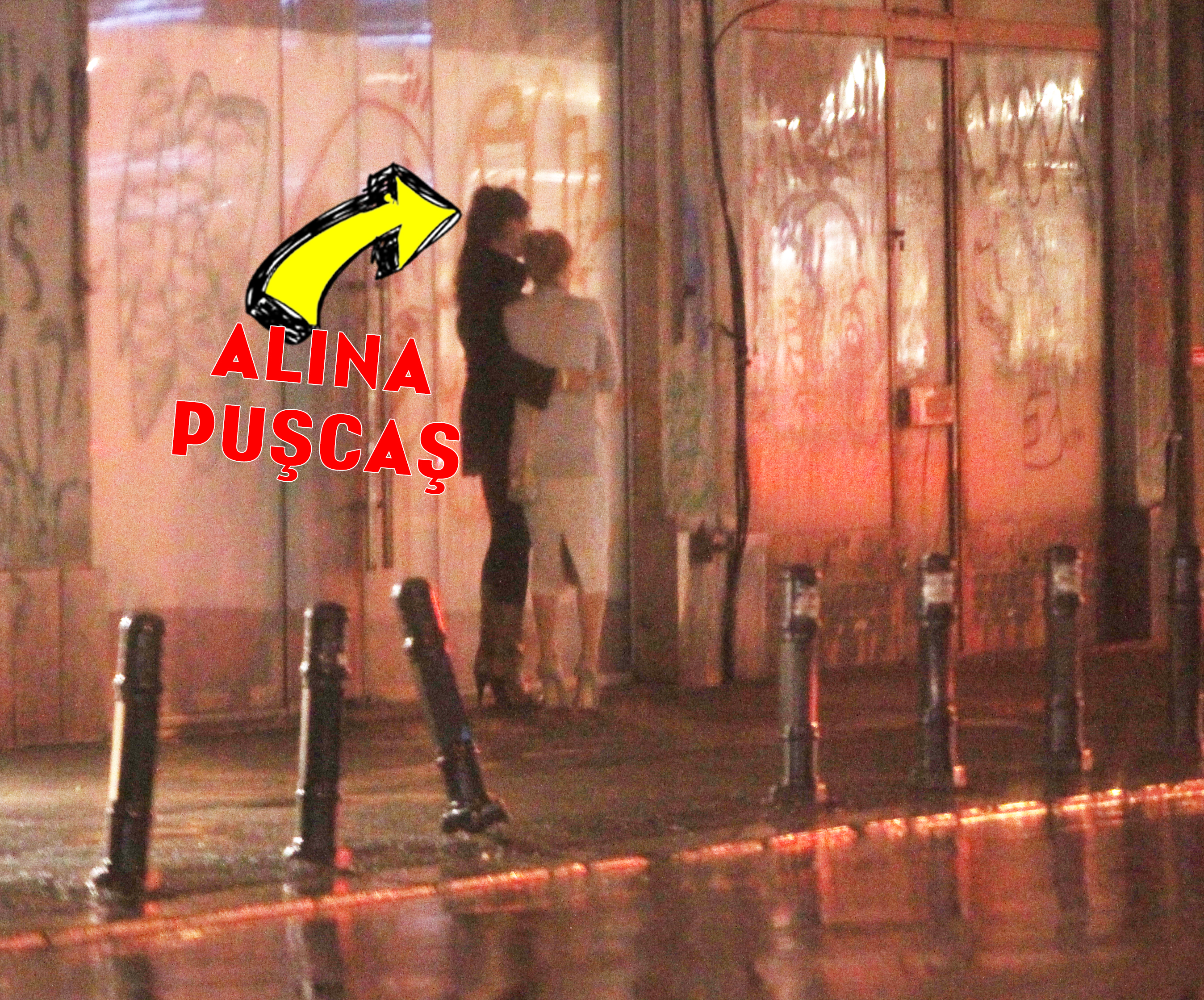 Alina si prietena ei au asteptat imbratisate sa vina masina sa le ia