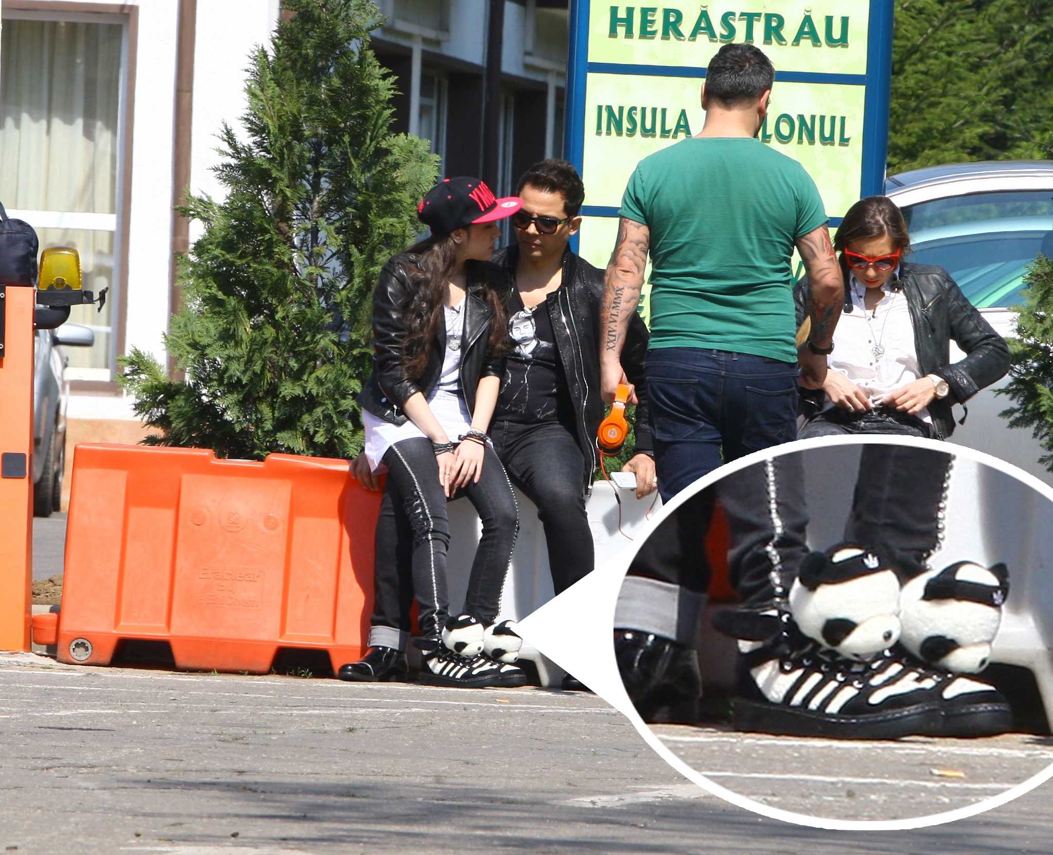 Fata lui Jean isi poarta 