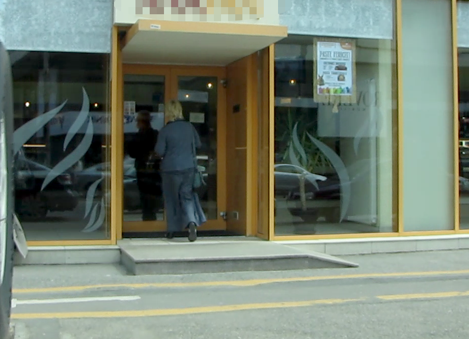 Emilia Popescu intra in cofetarie