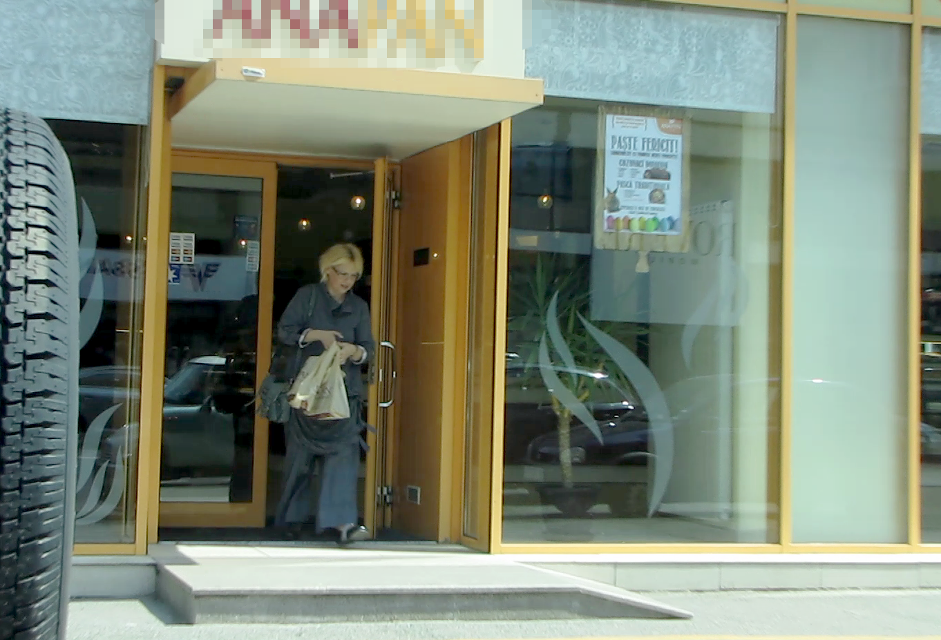 Emilia Popescu iese din cofetarie