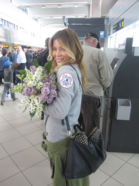 Gina Pistol l-a asteptat pe maratonist cu un buchet de flori si o sticla cu apa