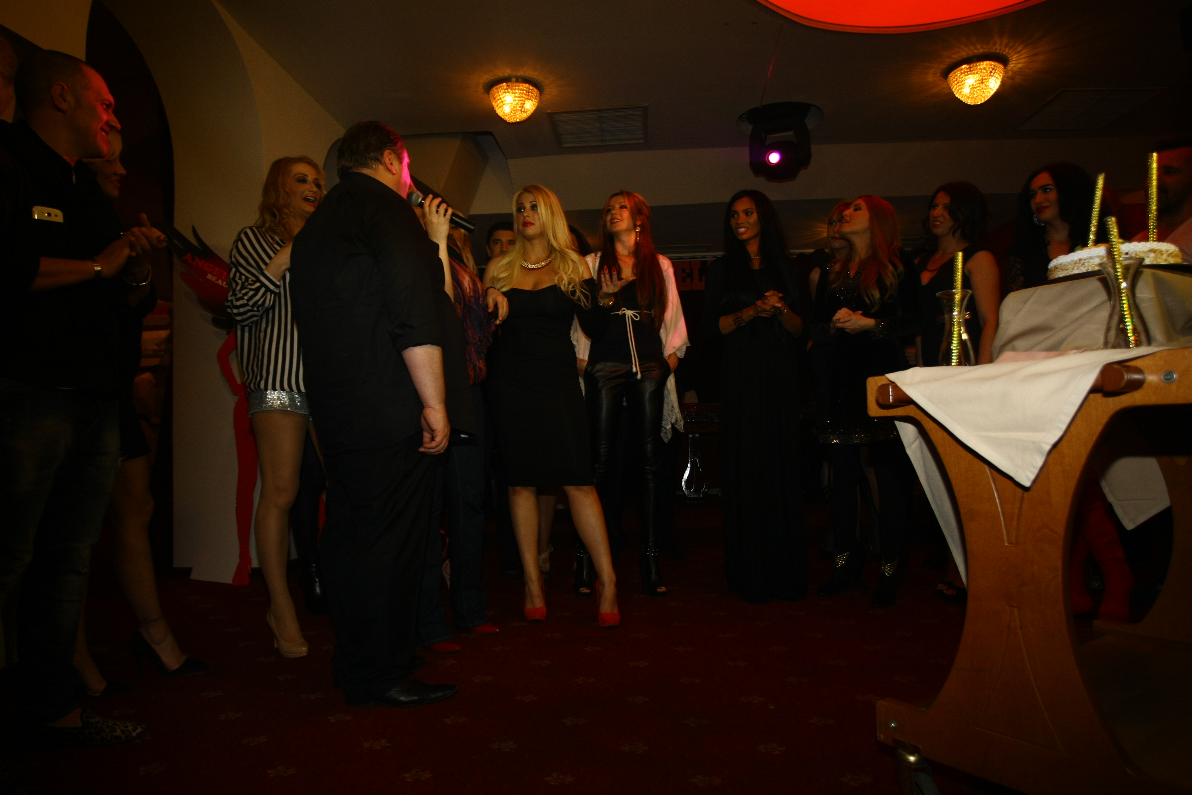 Cantareata s-a distrat copios alaturi de prieteni