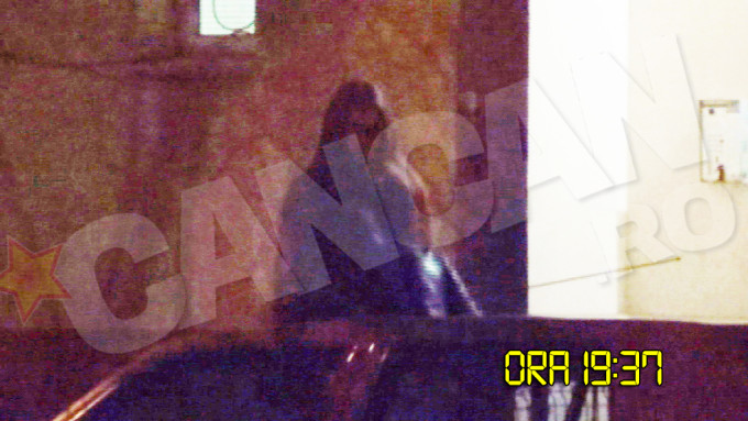 Cu doar aproximativ o luna, chitaristul a fost fotografiat in genunchi, in fata fostei sale iubite, Ana, pe care a implorat-o sa se impace