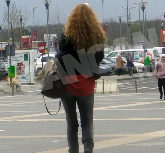 Dupa cateva minute, Ela si-a facut aparitia, fundul ei fiind observat de toti cei din jur