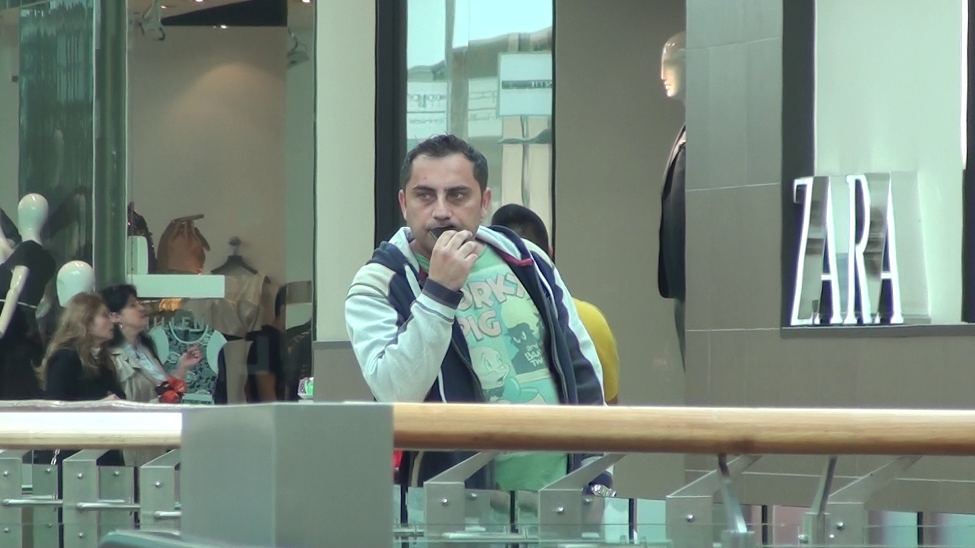 Dj Rynno s-a saturat de galagie si aglomeratie. Nu mai are rabdare nici la cumparaturi cu sotia