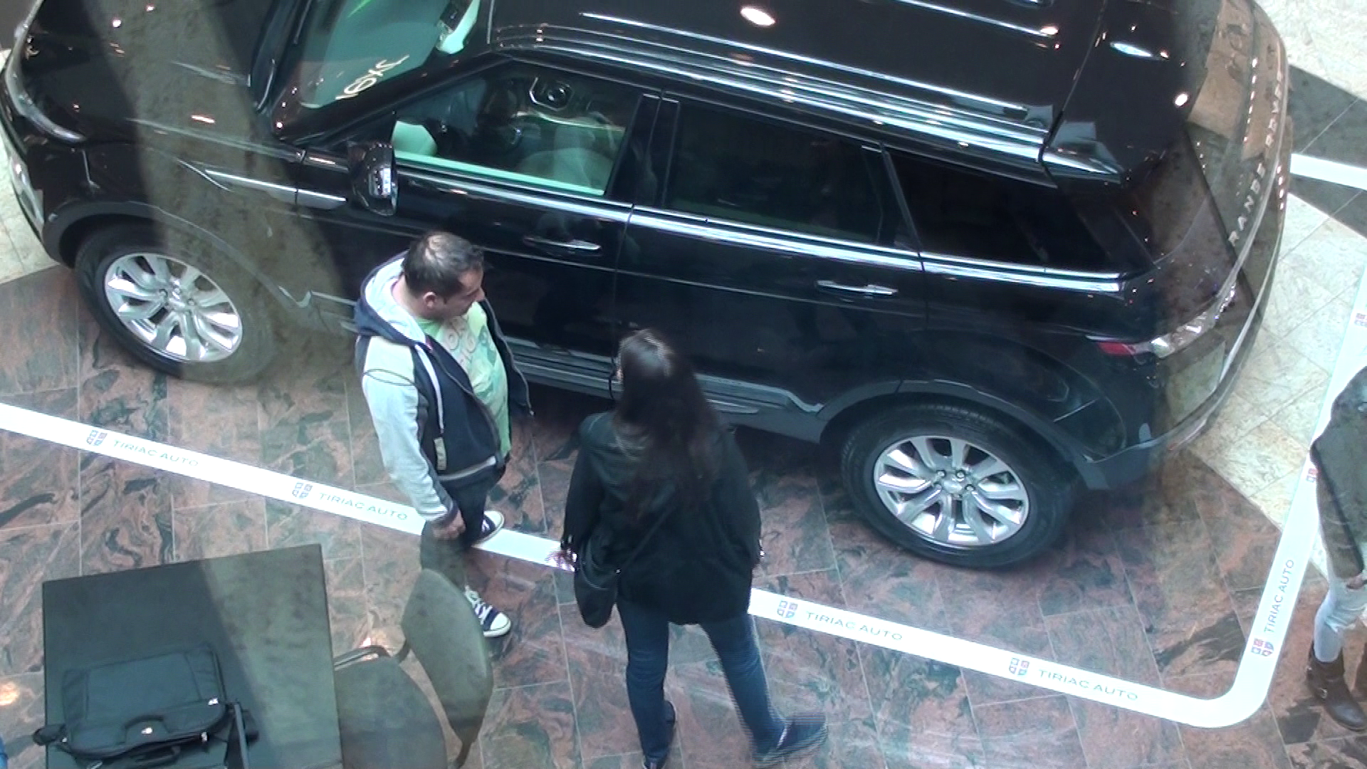 Cei doi s-au holbat minute in sir la un bolid expus in mijlocul mall-ului