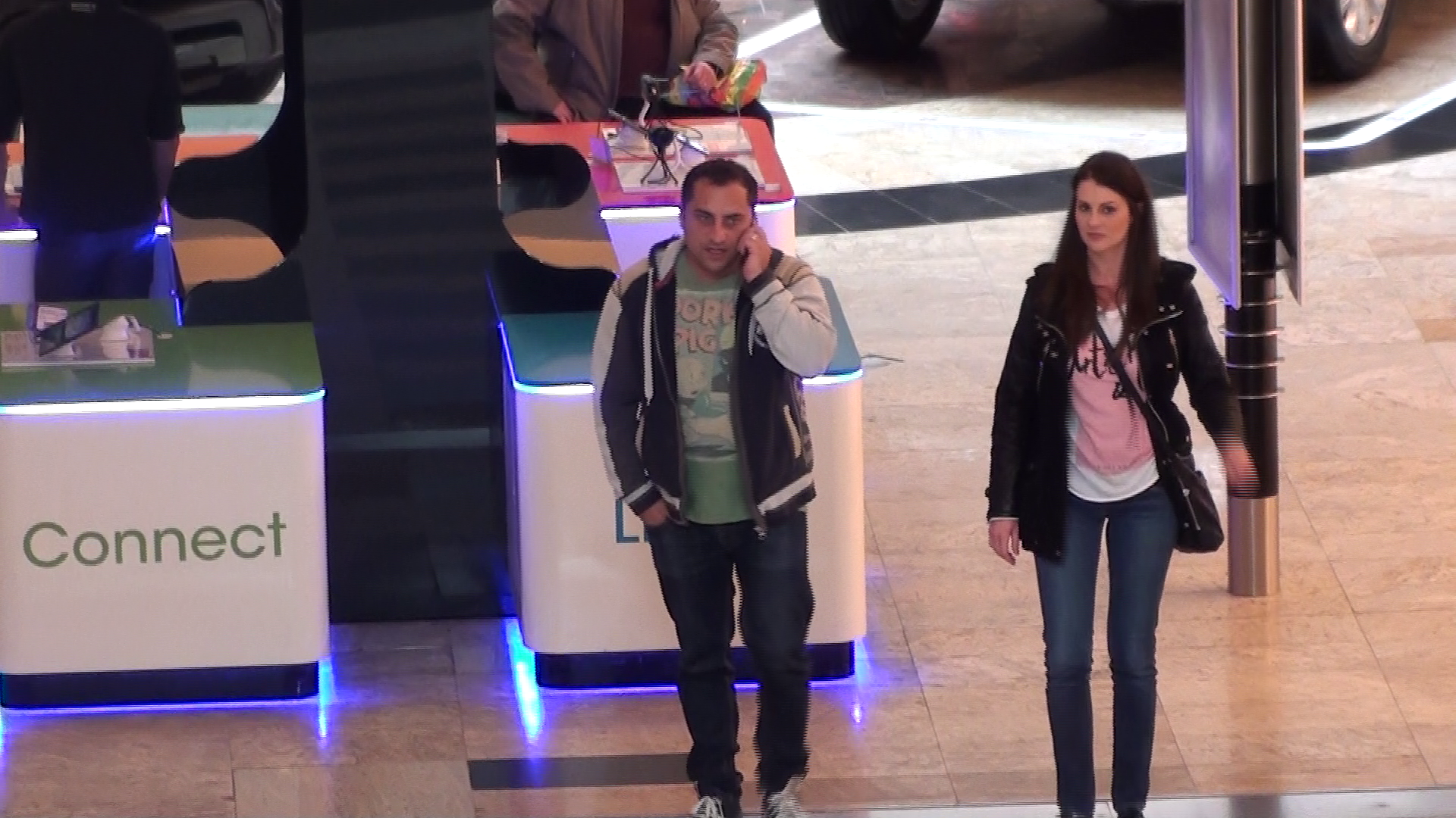 Cei doi au iesit la plimbare prin mall