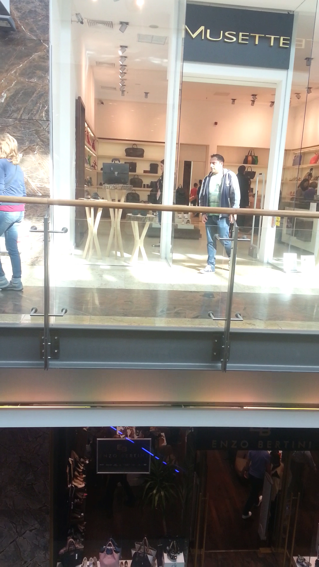 Dj-ul isi asteapta mereu sotia la iesirea din magazine