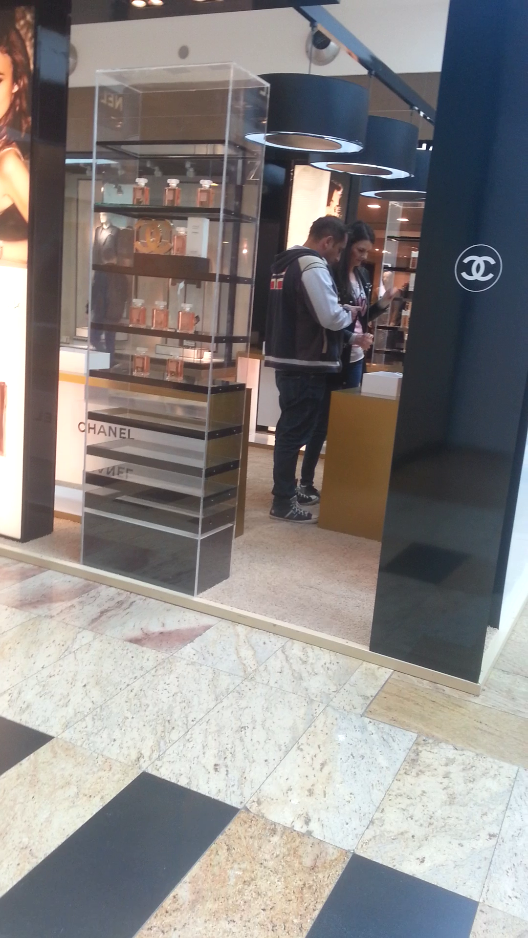 Doar la parfumuri a avut rabdare sa se uite