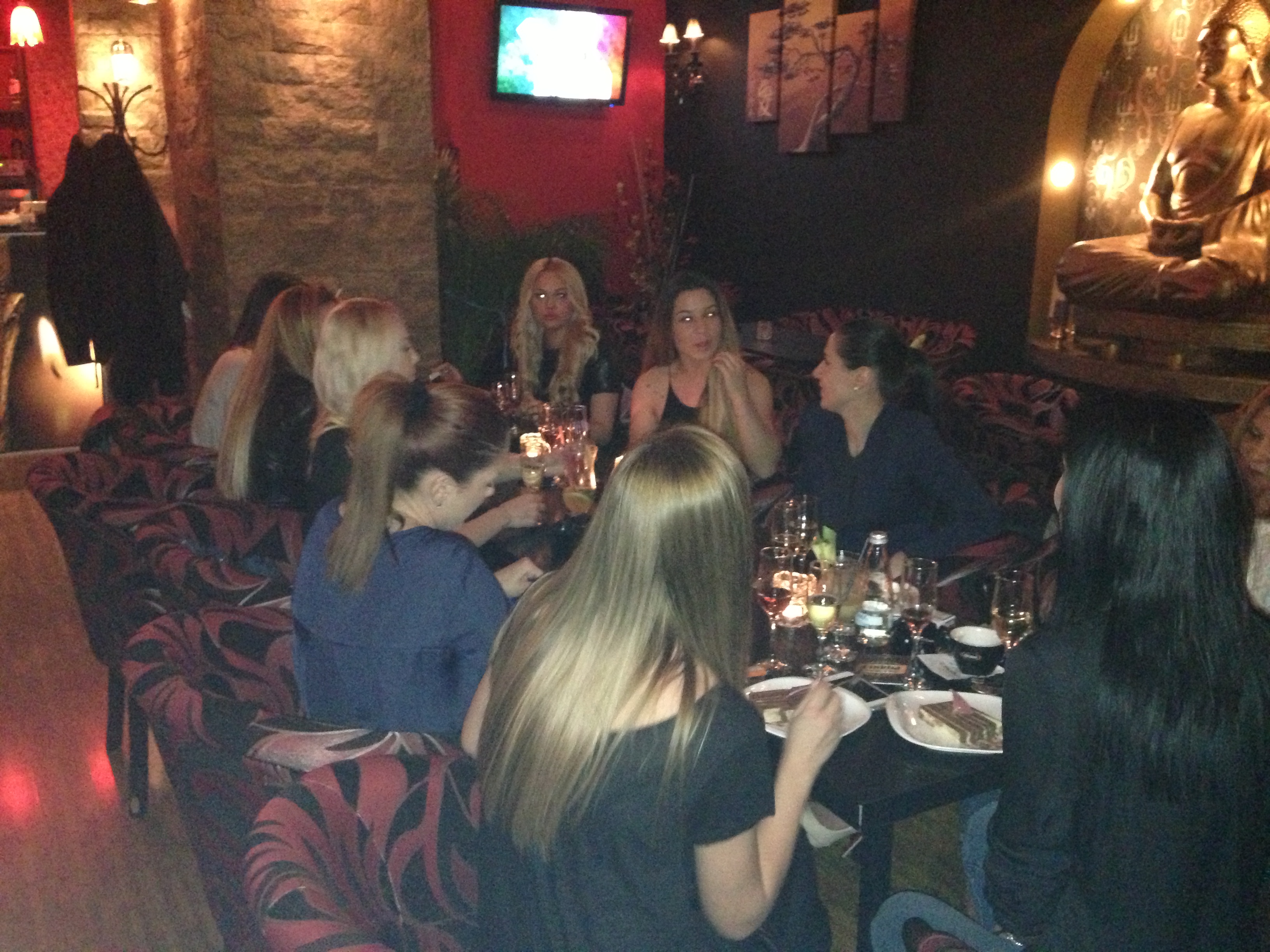 Tinerele au avut parte de o petrecere restransa, ca intre fete