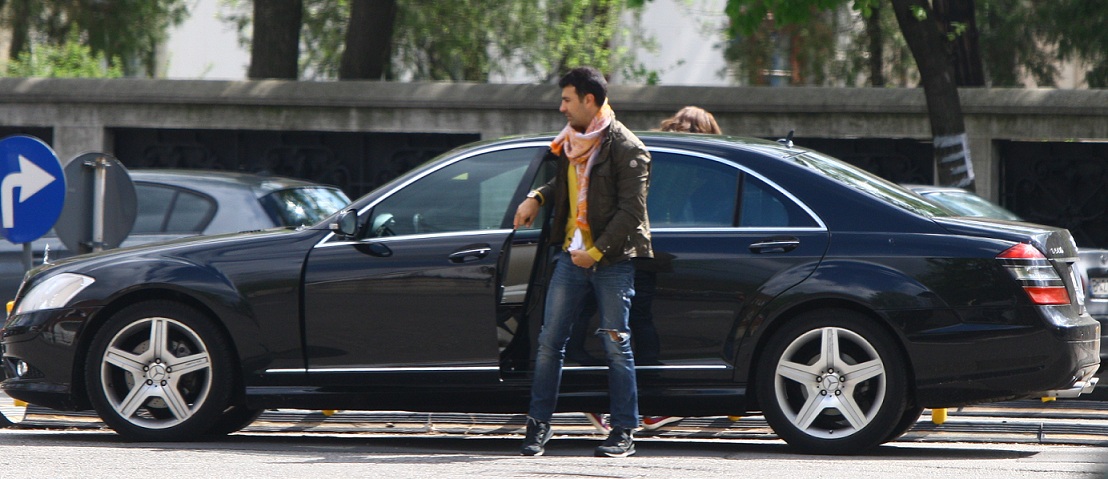 Diana si Cristi au coborat dintr-o masina de lux