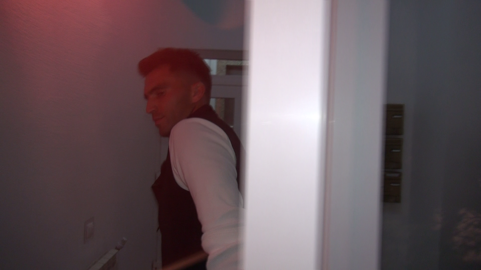 Tenismanul a intrat grabit in scara blocului unde locuieste