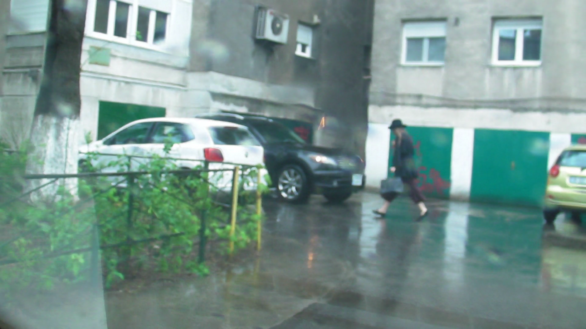 Doamna Loulou a iesit din scara blocului si s-a indreptat catre masina fostului ei sot